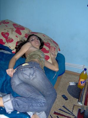 Очаровательная черновласка делает стояк своему парню. Эскиз 15