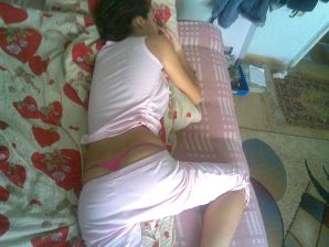 Очаровательная черновласка делает стояк своему парню. Эскиз 2