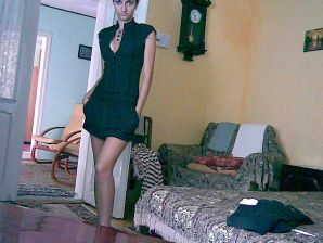 Очаровательная черновласка делает стояк своему парню. Эскиз 21