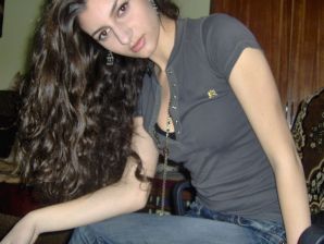 Очаровательная черновласка делает стояк своему парню. Эскиз 25