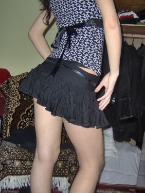 Очаровательная черновласка делает стояк своему парню. Эскиз 31