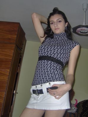 Очаровательная черновласка делает стояк своему парню. Эскиз 32