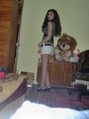 Очаровательная черновласка делает стояк своему парню. Эскиз 33