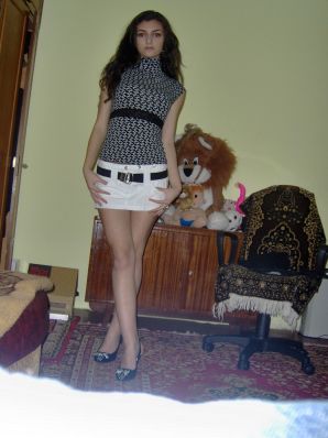 Очаровательная черновласка делает стояк своему парню. Эскиз 34