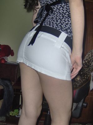 Очаровательная черновласка делает стояк своему парню. Эскиз 36