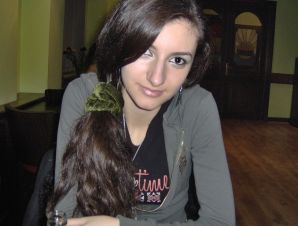 Очаровательная черновласка делает стояк своему парню. Эскиз 9