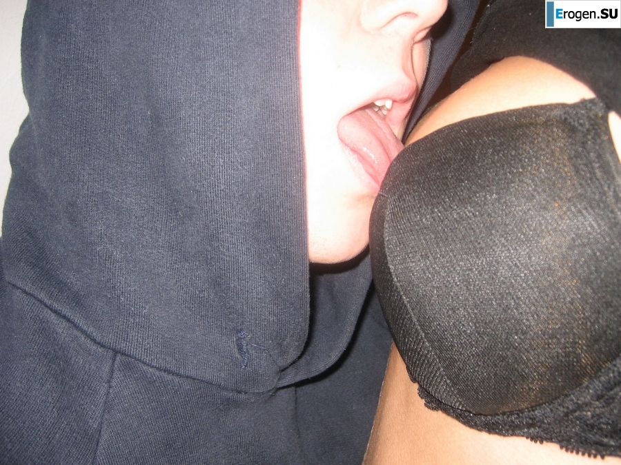 A girl has fun with a guy on vacation - shows her ass and chest. Photo 14