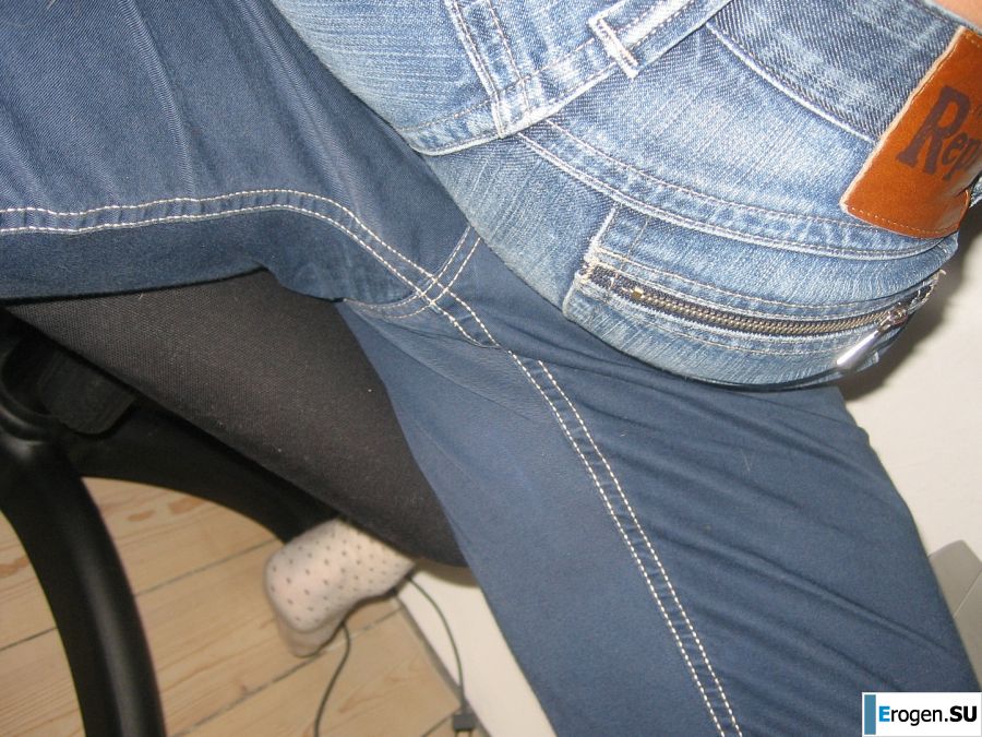 A girl has fun with a guy on vacation - shows her ass and chest. Photo 15