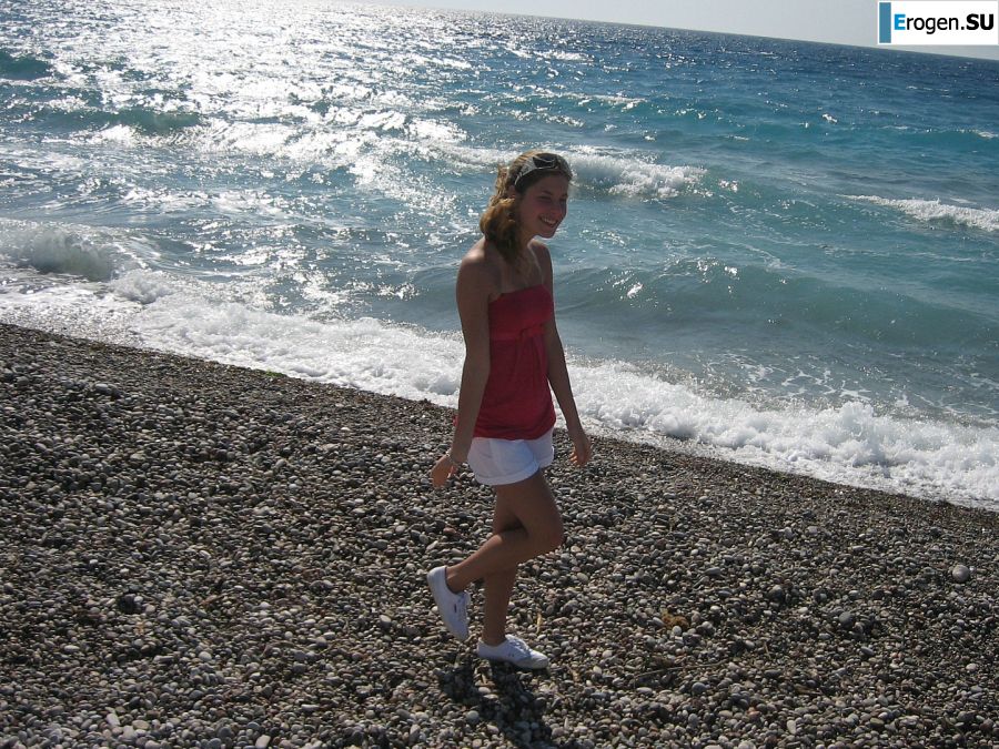 A girl has fun with a guy on vacation - shows her ass and chest. Photo 21