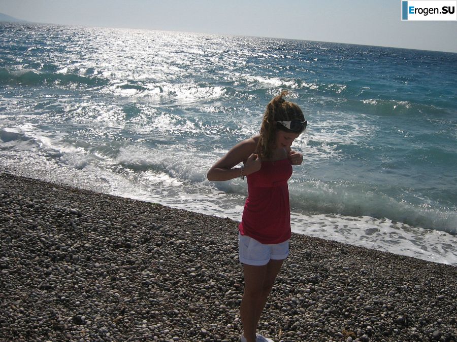 A girl has fun with a guy on vacation - shows her ass and chest. Photo 22