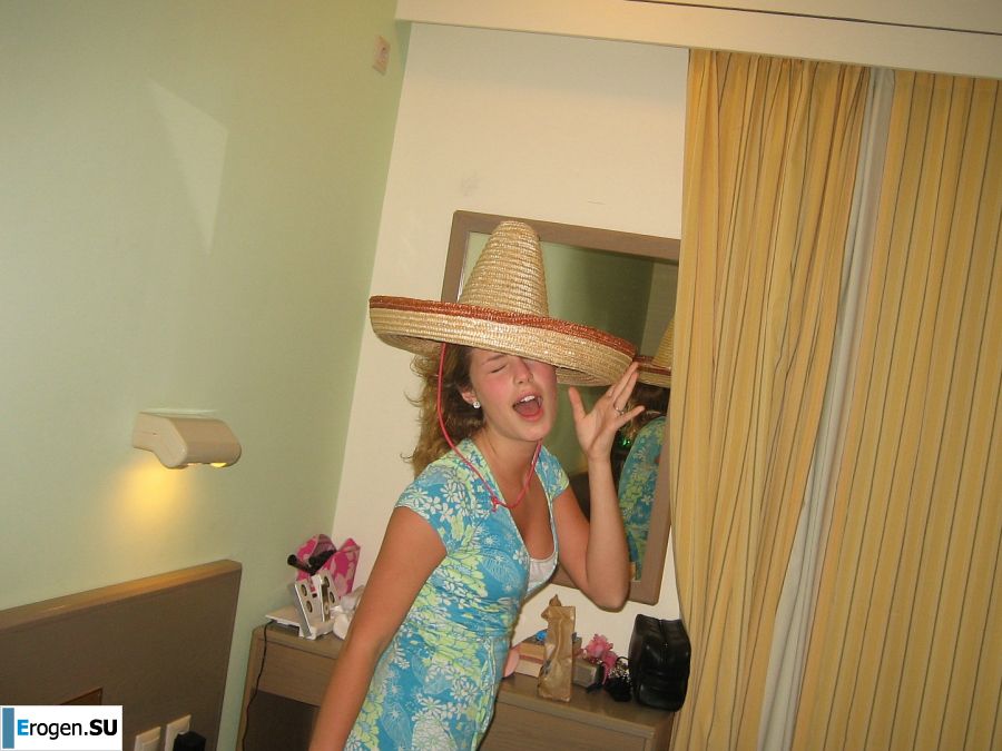 A girl has fun with a guy on vacation - shows her ass and chest. Photo 28