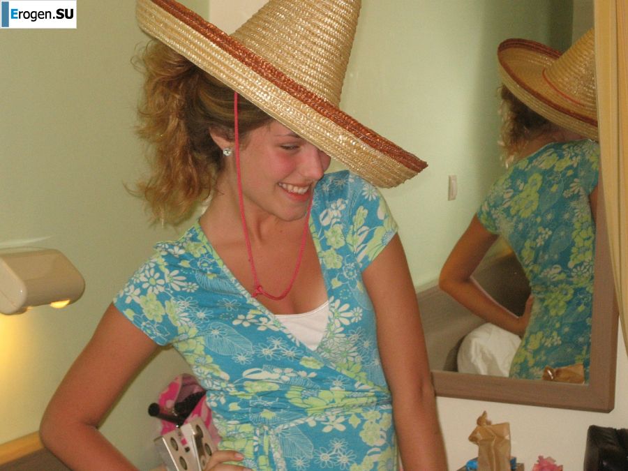 A girl has fun with a guy on vacation - shows her ass and chest. Photo 29