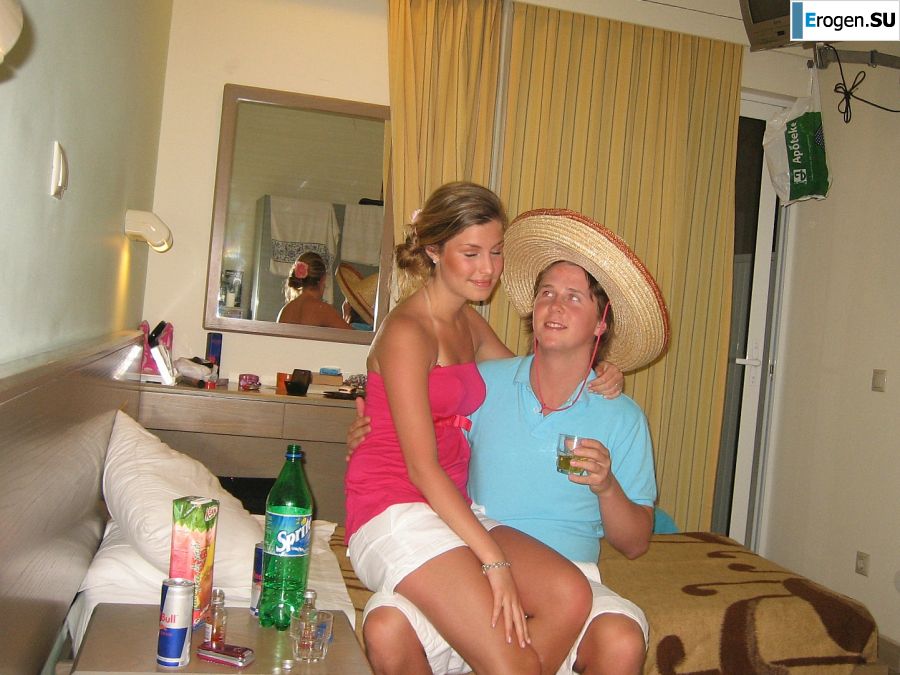 A girl has fun with a guy on vacation - shows her ass and chest. Photo 30