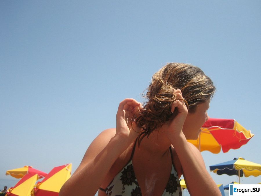 A girl has fun with a guy on vacation - shows her ass and chest. Photo 34