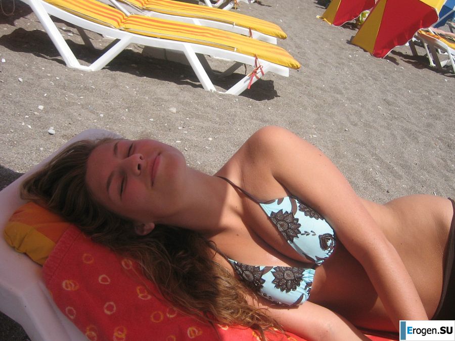 A girl has fun with a guy on vacation - shows her ass and chest. Photo 37