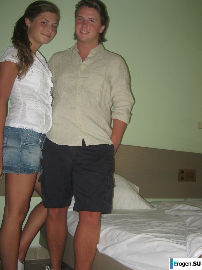 A girl has fun with a guy on vacation - shows her ass and chest. Photo 40