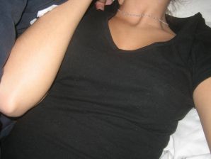 A girl has fun with a guy on vacation - shows her ass and chest. Thumb 18