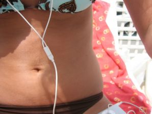 A girl has fun with a guy on vacation - shows her ass and chest. Thumb 25