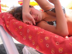 A girl has fun with a guy on vacation - shows her ass and chest. Thumb 31