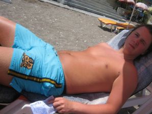 A girl has fun with a guy on vacation - shows her ass and chest. Thumb 33