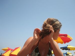 A girl has fun with a guy on vacation - shows her ass and chest. Thumb 34