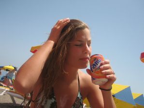 A girl has fun with a guy on vacation - shows her ass and chest. Thumb 35