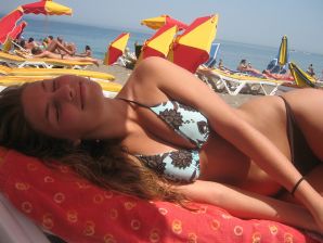 A girl has fun with a guy on vacation - shows her ass and chest. Thumb 36