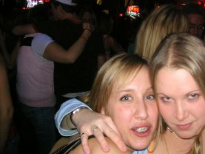 Сексуальная девушка зажигает на вечеринке в чулках в сеточку. Эскиз 18