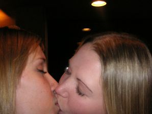 Сексуальная девушка зажигает на вечеринке в чулках в сеточку. Эскиз 19