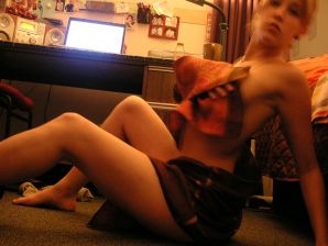 Сексуальная девушка зажигает на вечеринке в чулках в сеточку. Эскиз 22