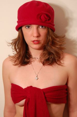 Молодая женщина в красном выпила и разделась на камеру. Часть 3. Эскиз 4