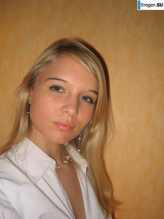 A young blonde in stockings spreads her legs on the couch. Part 2. Photo 24