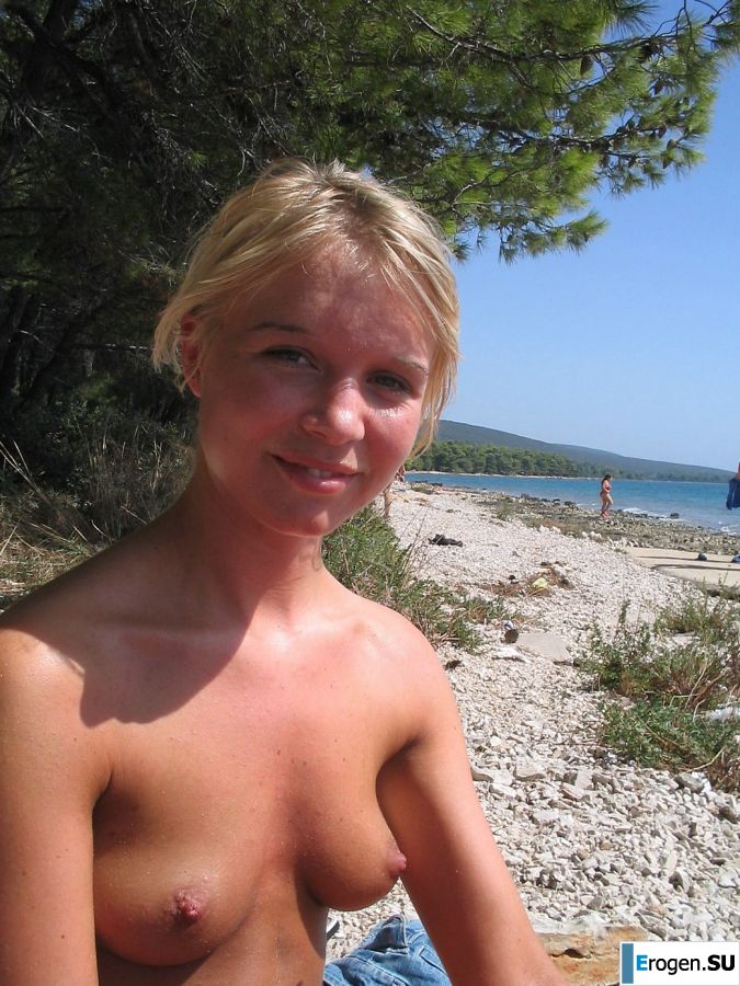 A young blonde in stockings spreads her legs on the couch. Part 2. Photo 40