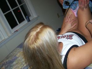 Роскошные блондинки с пышной грудью ласкают друг друга и оголяются. Часть 4. Эскиз 12