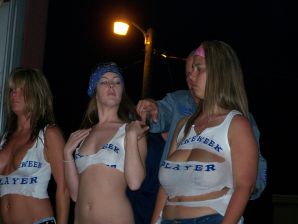 Роскошные блондинки с пышной грудью ласкают друг друга и оголяются. Часть 4. Эскиз 27