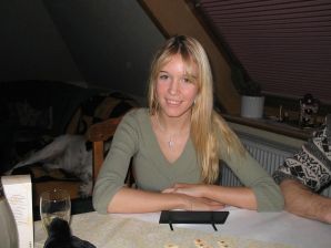 Молодая блондинка в чулках раздвигает ноги на диване. Часть 3. Эскиз 20