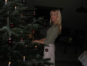 Молодая блондинка в чулках раздвигает ноги на диване. Часть 3. Эскиз 21