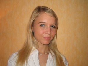 Молодая блондинка в чулках раздвигает ноги на диване. Часть 3. Эскиз 22