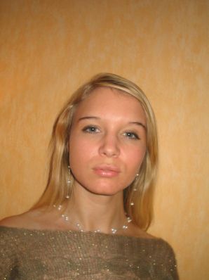 Молодая блондинка в чулках раздвигает ноги на диване. Часть 3. Эскиз 23