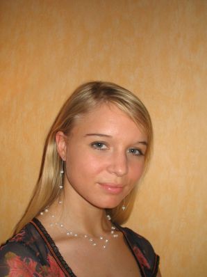 Молодая блондинка в чулках раздвигает ноги на диване. Часть 3. Эскиз 24