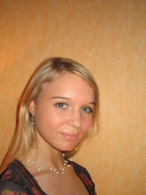 Молодая блондинка в чулках раздвигает ноги на диване. Часть 3. Эскиз 25