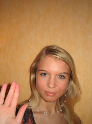 Молодая блондинка в чулках раздвигает ноги на диване. Часть 3. Эскиз 26