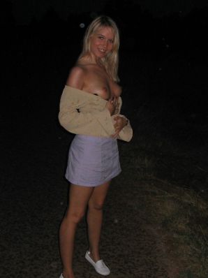 Молодая блондинка в чулках раздвигает ноги на диване. Часть 3. Эскиз 40