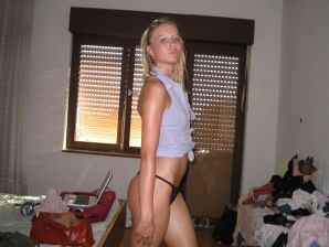 Молодая блондинка в чулках раздвигает ноги на диване. Часть 3. Эскиз 41