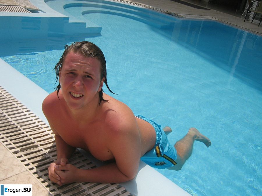 Girl having fun with a guy on vacation - shows her ass and chest. Part 2. Photo 21