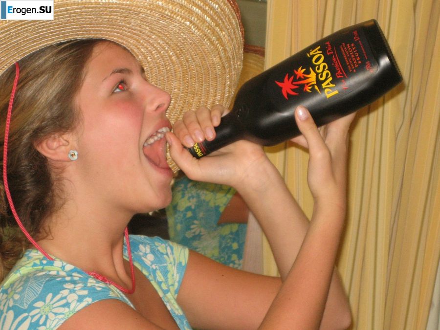 Girl having fun with a guy on vacation - shows her ass and chest. Part 2. Photo 27