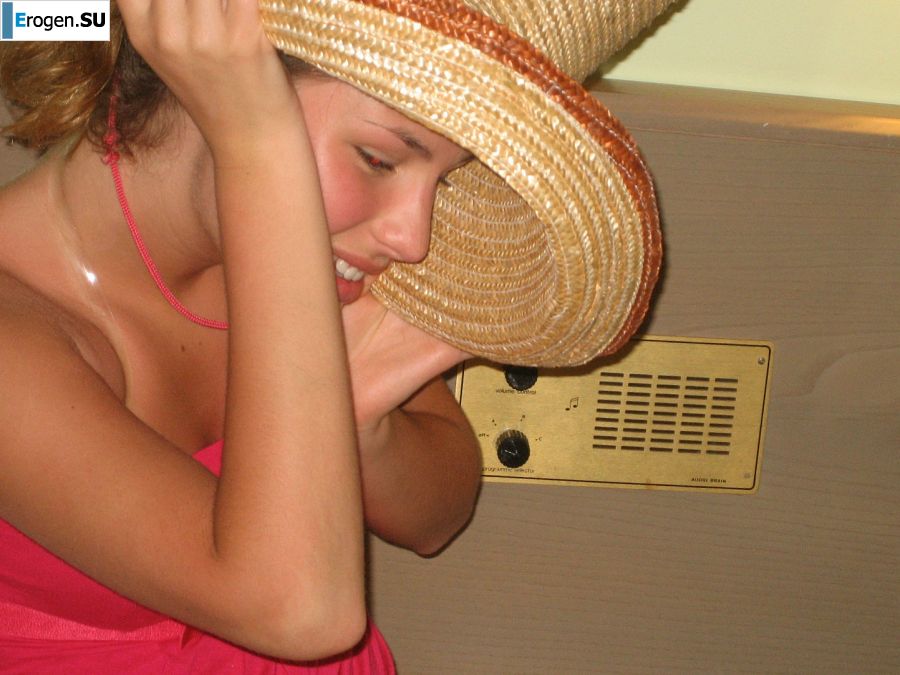 Girl having fun with a guy on vacation - shows her ass and chest. Part 2. Photo 29