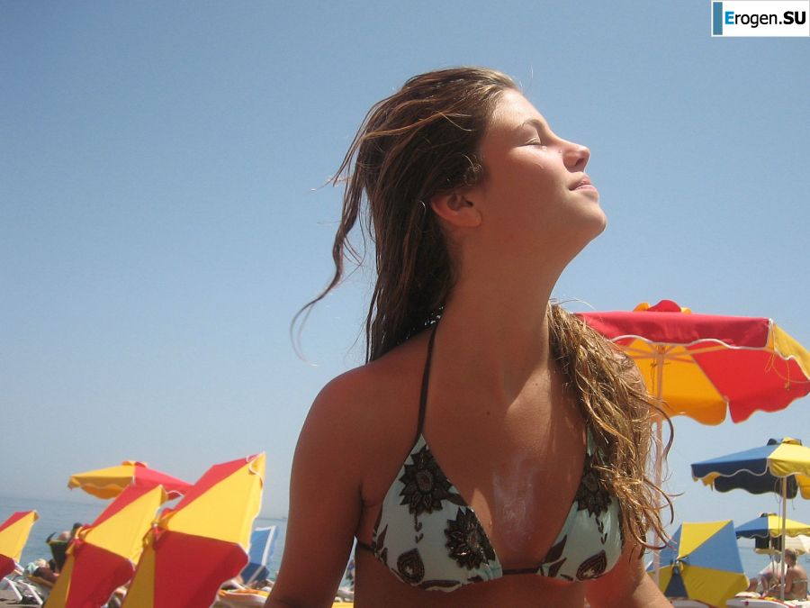 Girl having fun with a guy on vacation - shows her ass and chest. Part 2. Photo 34