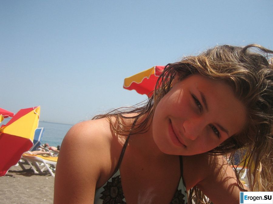 Girl having fun with a guy on vacation - shows her ass and chest. Part 2. Photo 35