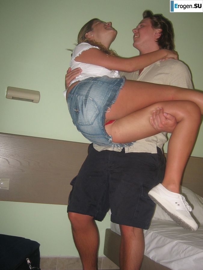 Girl having fun with a guy on vacation - shows her ass and chest. Part 2. Photo 47